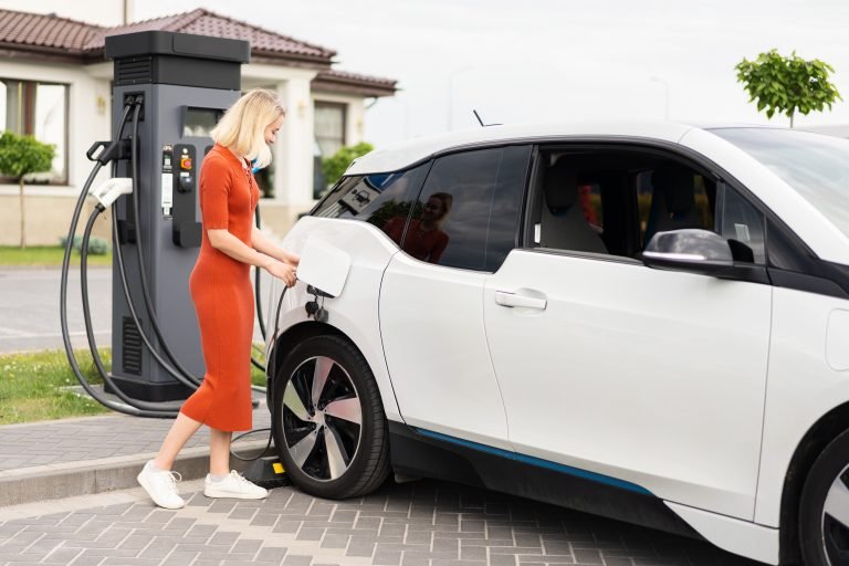 elektromobilis, hibridinis automobilis.